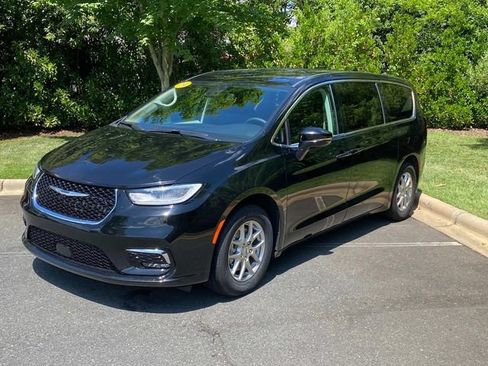 Used 2024 Chrysler Pacifica Touring-L FWD image 3