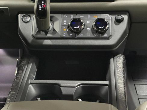 Used 2025 Land Rover Defender 110 image 17