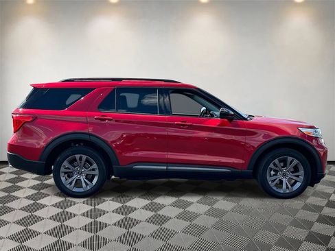 Used 2023 Ford Explorer XLT w/ Equipment Group 202A AWD/4WD image 2
