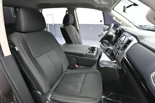 Used 2018 Nissan Titan SV AWD/4WD image 35