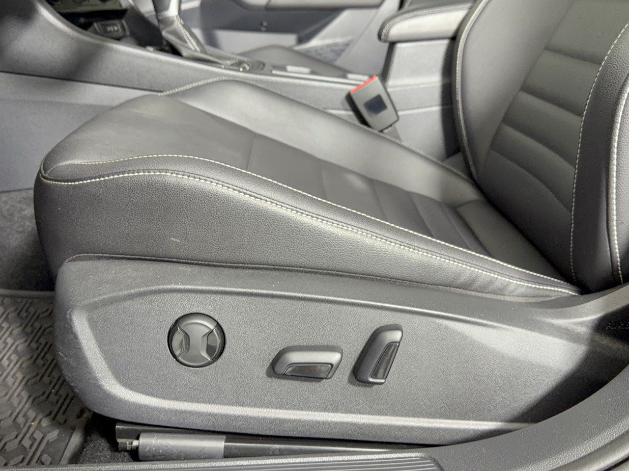 Used 2023 Volkswagen Jetta SE FWD image 16
