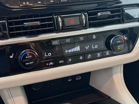 Used 2023 Nissan Pathfinder SL image 24