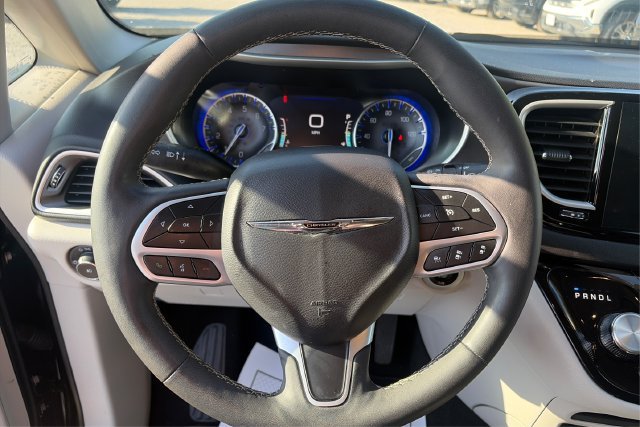 Used 2024 Chrysler Pacifica Touring-L FWD image 16