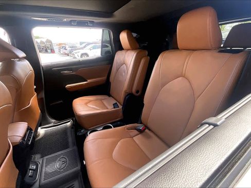 Used 2024 Toyota Highlander Platinum image 21