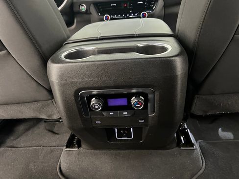 Used 2025 Chevrolet Suburban Z71 image 21