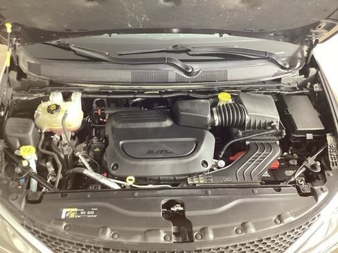 Used 2019 Chrysler Pacifica Touring-L FWD image 34