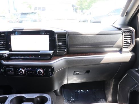 Used 2025 GMC Sierra 1500 SLT AWD/4WD image 18
