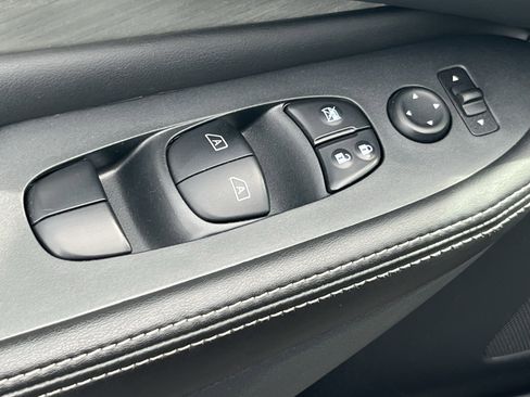 Used 2018 Nissan Murano SV w/ Premium Package image 18