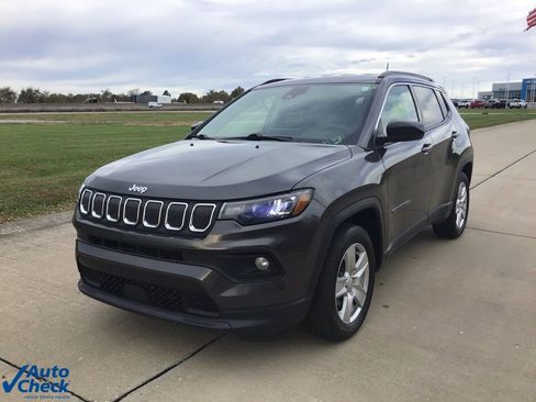 Used 2022 Jeep Compass Latitude image 9