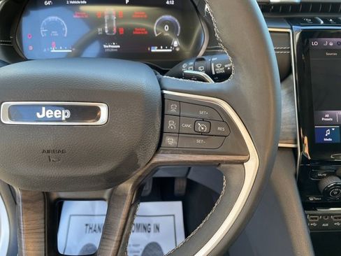 Used 2024 Jeep Grand Cherokee Limited w/ Black Appearance Package image 17