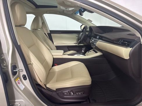 Used 2017 Lexus ES 350 w/ Navigation System Package image 4