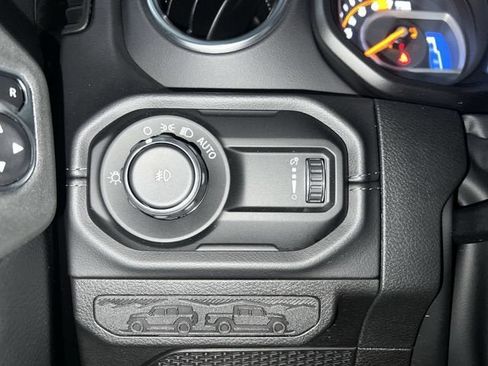 Used 2025 Jeep Wrangler Unlimited Sahara AWD/4WD image 18