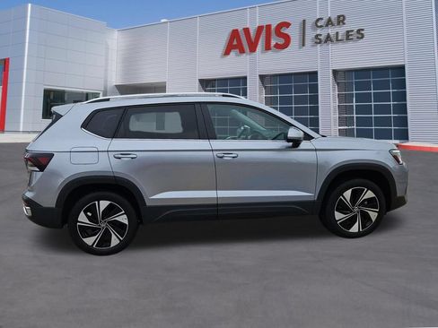 Used 2025 Volkswagen Taos SE AWD/4WD image 7