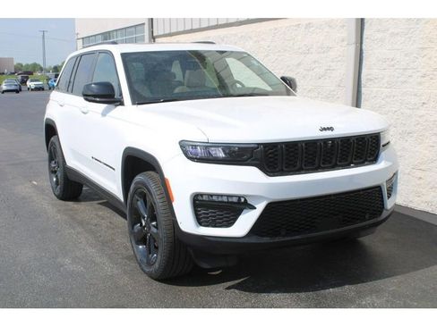 Used 2024 Jeep Grand Cherokee Limited w/ Luxury Tech Group II image 2