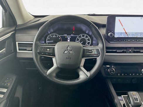 Used 2024 Mitsubishi Outlander SE image 17