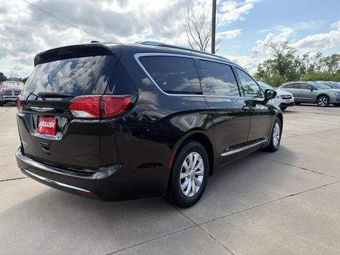 Used 2018 Chrysler Pacifica Touring-L FWD image 8