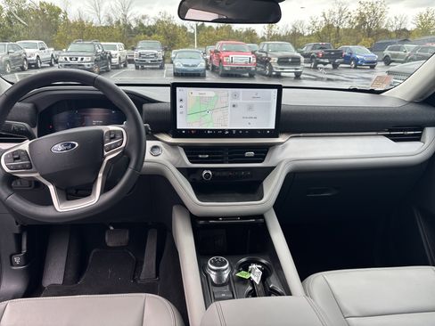 Used 2025 Ford Explorer Active w/ Active Comfort Package image 15