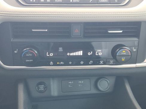 Used 2025 Nissan Rogue SV w/ SV Premium Package FWD image 15
