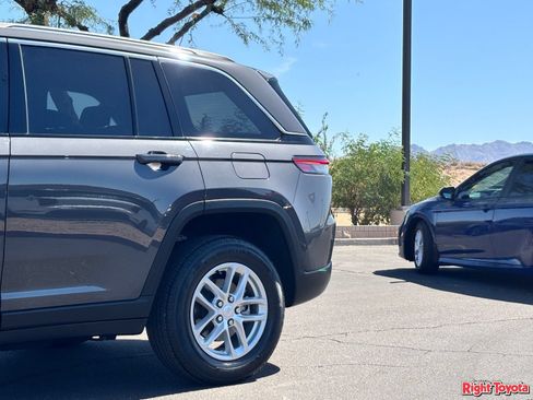 Used 2024 Jeep Grand Cherokee Laredo X RWD image 10