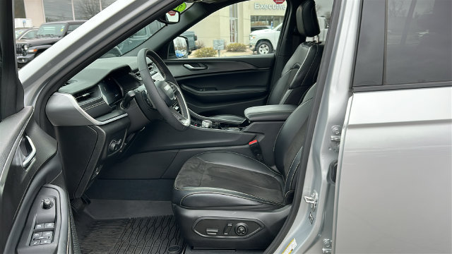 Used 2023 Jeep Grand Cherokee L Laredo AWD/4WD image 9