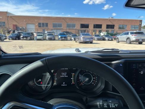 Used 2025 Jeep Wrangler Unlimited Sahara AWD/4WD image 32