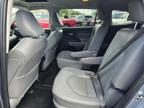 Used 2022 Toyota Highlander XLE AWD/4WD image 20