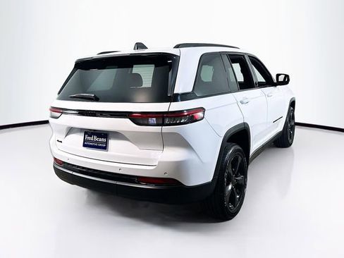 Used 2024 Jeep Grand Cherokee Altitude image 10