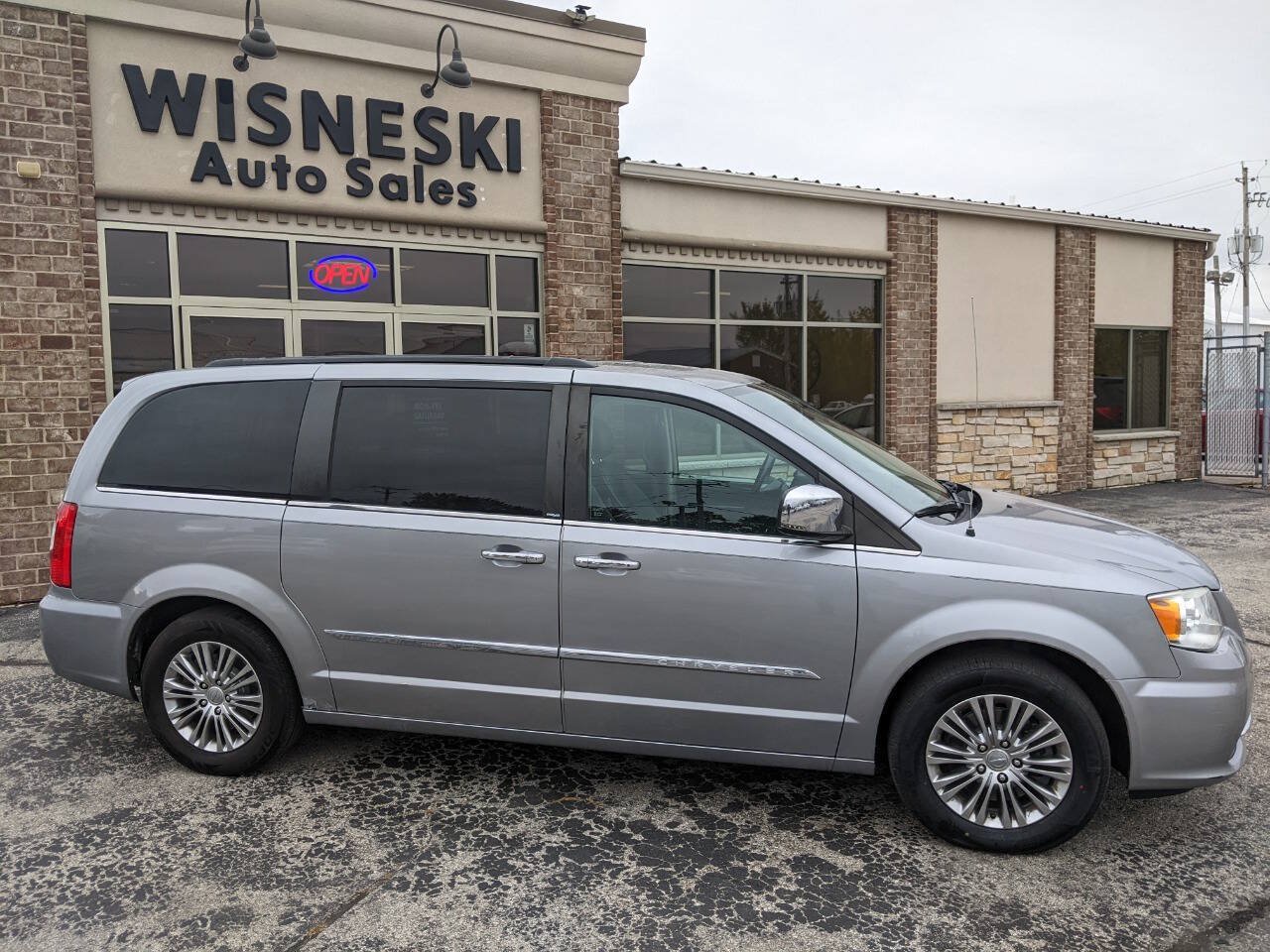 Used 2013 Chrysler Town & Country Touring-L w/ Entertainment Group #2 FWD image 2