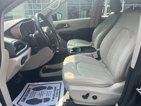 Used 2019 Chrysler Pacifica Touring-L FWD image 10