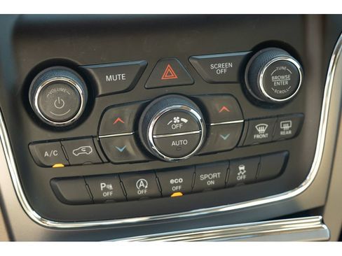 Used 2021 Jeep Grand Cherokee Laredo w/ Security & Convenience Group AWD/4WD image 28