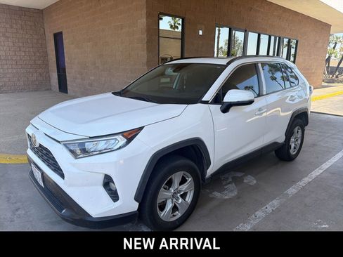 Used 2021 Toyota RAV4 XLE w/ Convenience Package FWD image 1
