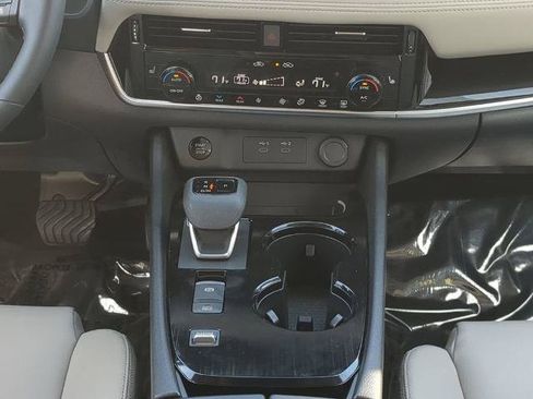 Certified 2025 Nissan Rogue SL w/ SL Premium Package FWD image 19