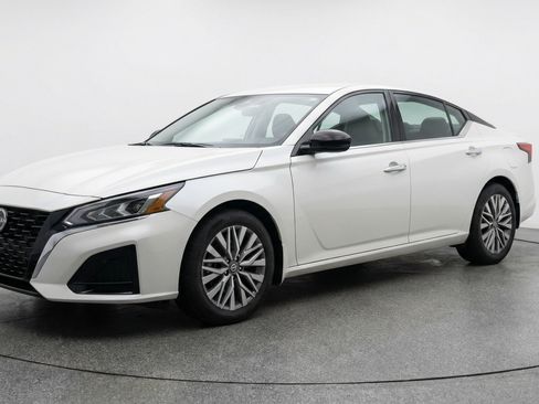 Used 2025 Nissan Altima 2.5 SV image 3
