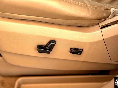 Used 2015 Chrysler Town & Country Touring image 21