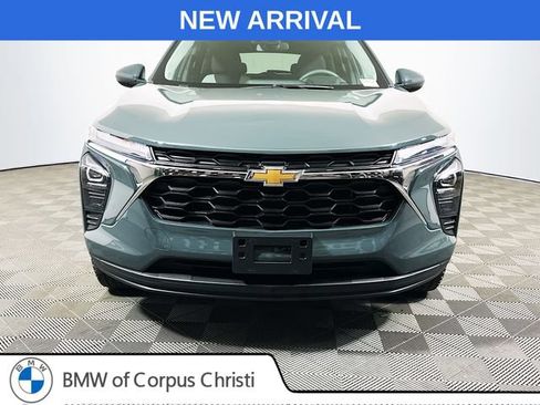 Used 2025 Chevrolet Trax LS w/ LS Convenience Package FWD image 3