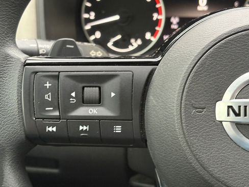 Used 2021 Nissan Rogue SV image 15