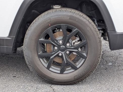 New 2025 Jeep Grand Cherokee Altitude image 9