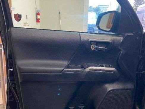 Used 2019 Toyota Tacoma TRD Sport image 11