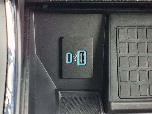 Used 2022 Ford F150 Lariat w/ Equipment Group 502A High AWD/4WD image 5
