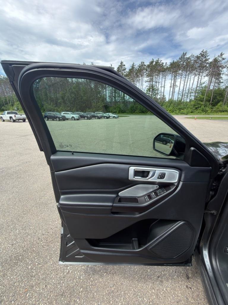 Used 2020 Ford Explorer Platinum w/ Premium Technology Package AWD/4WD image 12