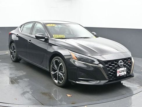 Used 2024 Nissan Altima 2.5 SR image 2