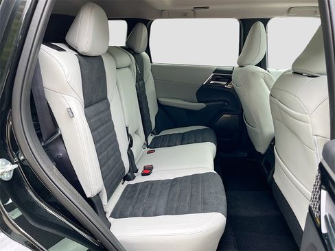 New 2025 Mitsubishi Outlander SE image 29