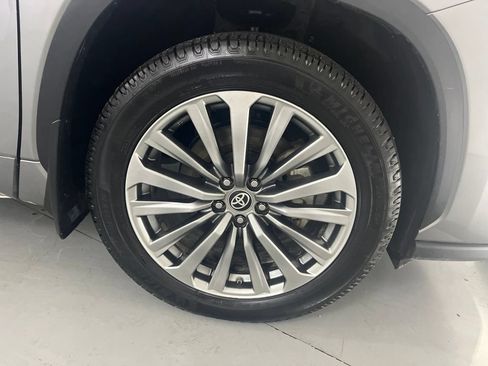 Used 2025 Toyota Highlander Limited AWD/4WD image 16