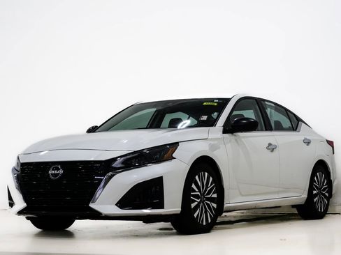 Used 2024 Nissan Altima 2.5 SV image 3