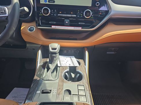 New 2026 Toyota Highlander Platinum AWD/4WD image 11