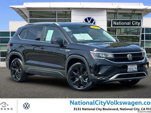 Used 2022 Volkswagen Taos SE FWD image 1