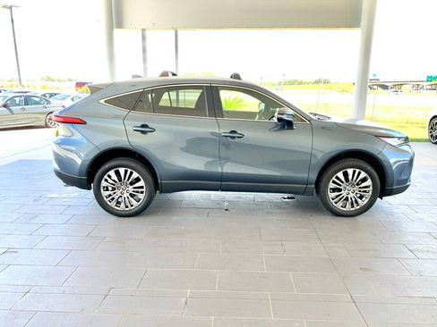 Used 2022 Toyota Venza XLE image 4