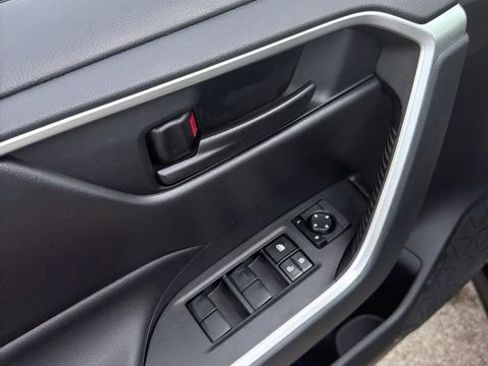 Used 2019 Toyota RAV4 LE FWD image 13