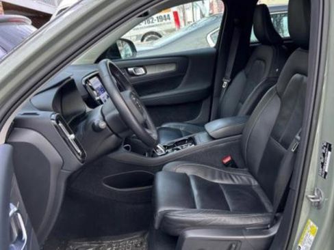 Used 2023 Volvo XC40 B5 Ultimate w/ Protection Package Premier image 3