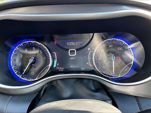Used 2025 Chrysler Pacifica Select FWD image 27